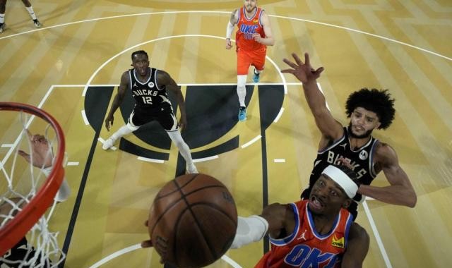 博鱼体育官网-身材优势带来防守压制，雄鹿让字母哥找到舒适区