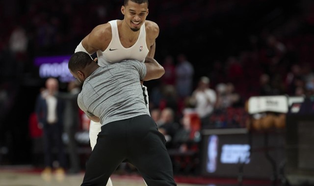 大逆转，马刺114-93赢开拓者，3-1！我看清5个现实：文班是个怪兽